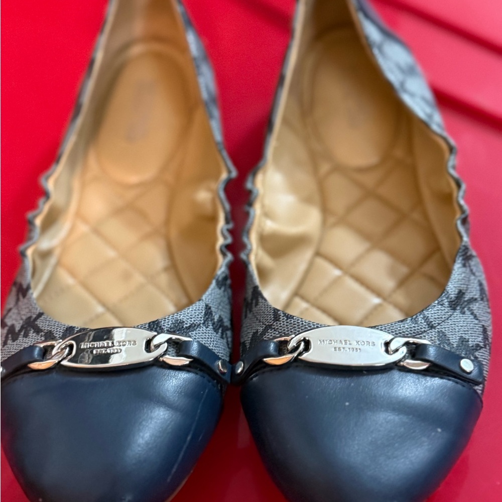 Michael Kors navy monogram flats sz 9 EUC